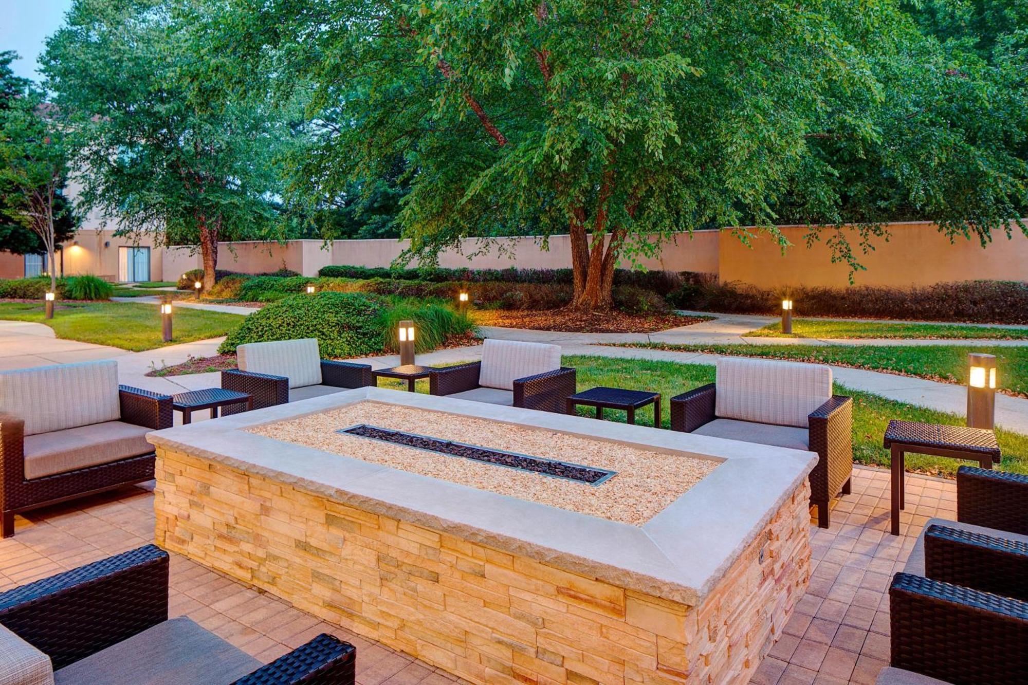 Courtyard By Marriott Richmond Airport Hotel Sandston Exterior photo