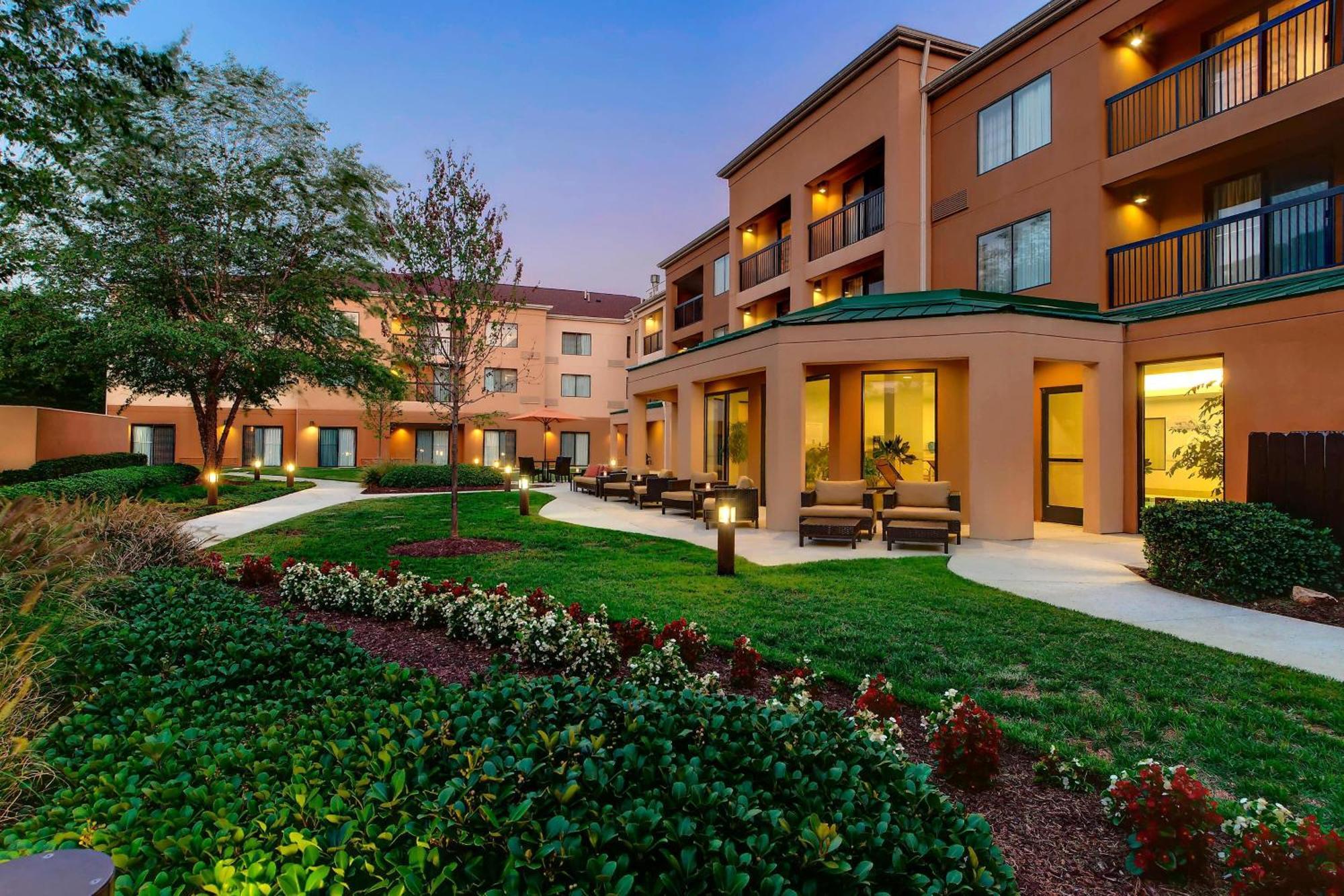 Courtyard By Marriott Richmond Airport Hotel Sandston Exterior photo